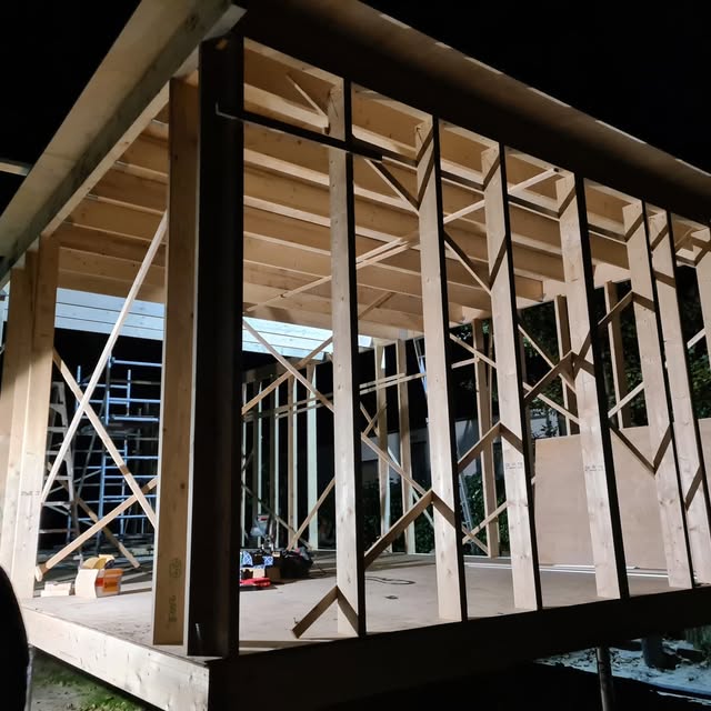 Houten wand- en plafondframe tijdens opbouw, als beeldinspiratie