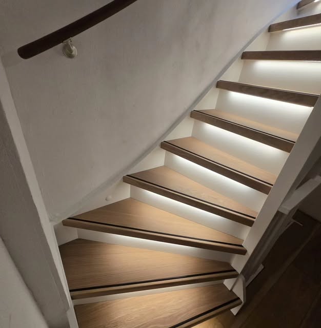 Houten trap met verlichting onder de treden, als beeldinspiratie